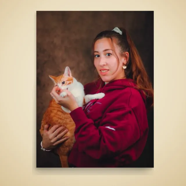 Affiche photo personnalisé : Jeune femme en chandail rouge serrant son chat roux et blanc