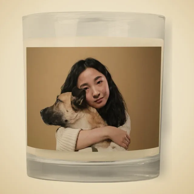 Chandelle personnalisé : Jeune femme serrant son grand chien contre elle sur fond beige