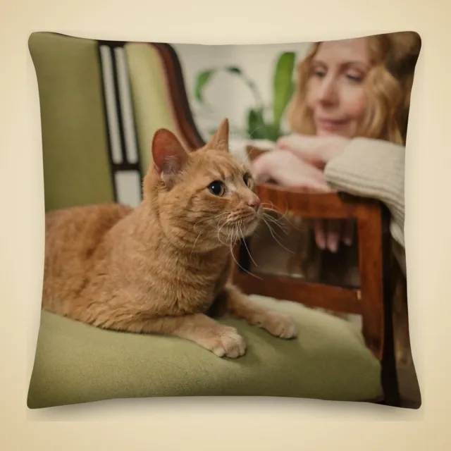 Coussin décoratif personnalisé : Femme souriante assise près de son chat roux sur un fauteuil vert