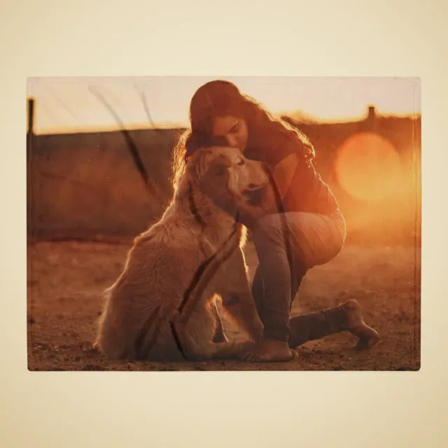 Couverture douillette personnalisé : Jeune femme à genoux serrant son golden retriever au coucher du soleil