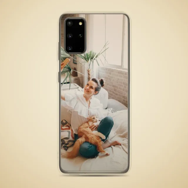 Étui de téléphone personnalisé : Femme riant et prenant un égoportrait avec son chat roux sur le lit