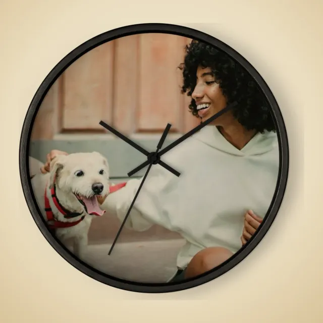 Horloge murale personnalisé : Femme riant en caressant son chien blanc dans la rue