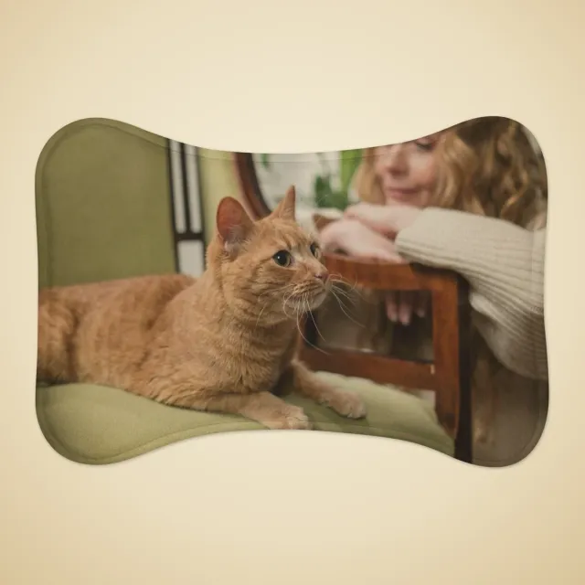 Napperon pour animal personnalisé : Femme souriante assise près de son chat roux sur un fauteuil vert