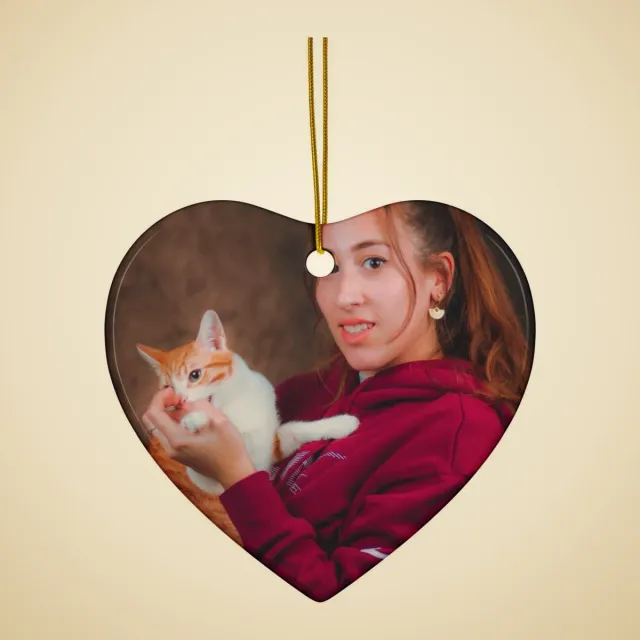 Ornement en céramique personnalisé : Jeune femme en chandail rouge serrant son chat roux et blanc