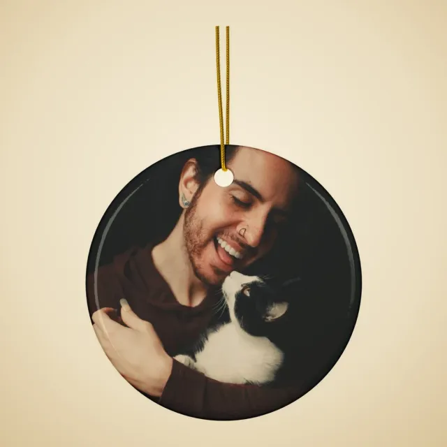 Ornement en céramique personnalisé : Homme souriant tenant son chat noir et blanc