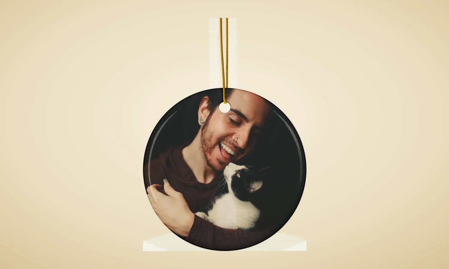 Ornement en céramique avec la photo de l’homme et de son chat