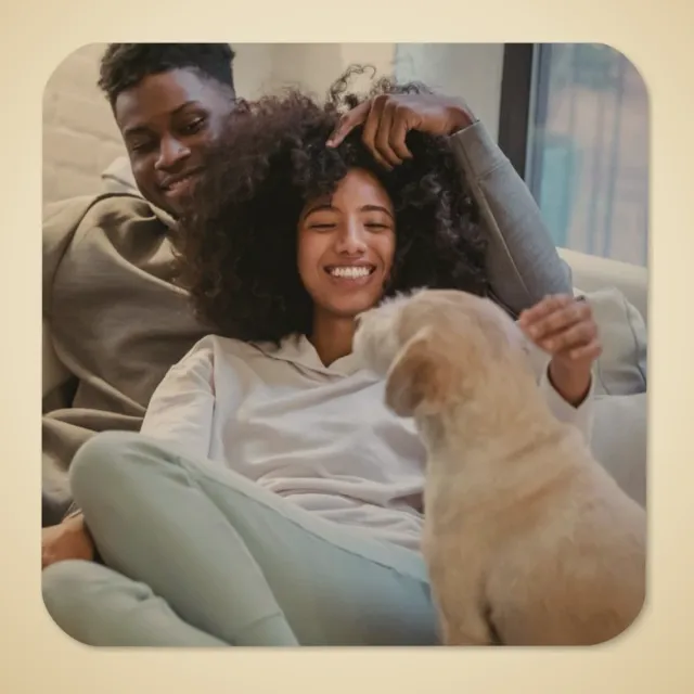 Sous-verre personnalisé : Couple riant sur le divan en jouant avec un chiot