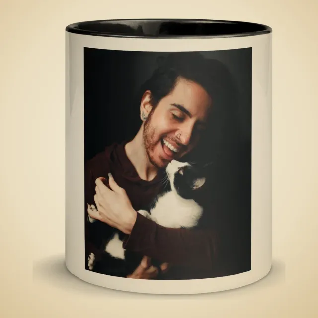 Tasse à intérieur coloré personnalisé : Homme souriant tenant son chat noir et blanc