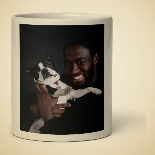 Tasse personnalisé : Homme souriant portant son boston terrier sur fond sombre