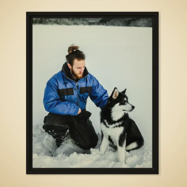 Toile encadrée personnalisé : Homme accroupi dans la neige à côté de son husky
