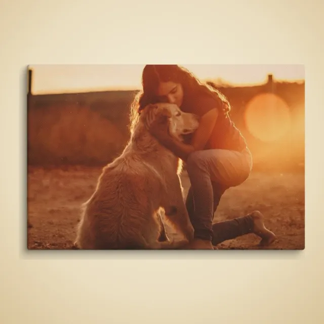 Toile photo personnalisé : Jeune femme à genoux serrant son golden retriever au coucher du soleil