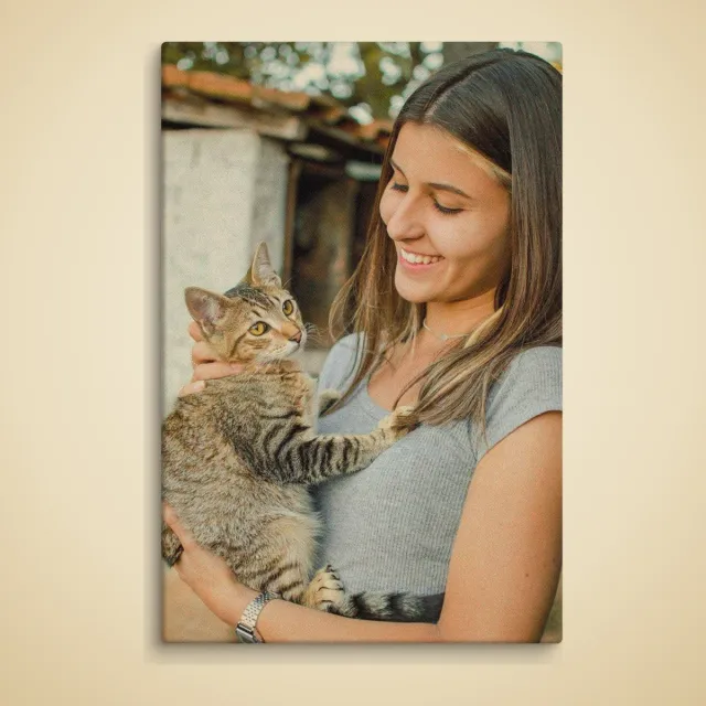 Toile photo personnalisé : Jeune femme souriante portant son chat tigré à l'extérieur