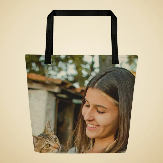 Tote bag personnalisé : Jeune femme souriante portant son chat tigré à l'extérieur