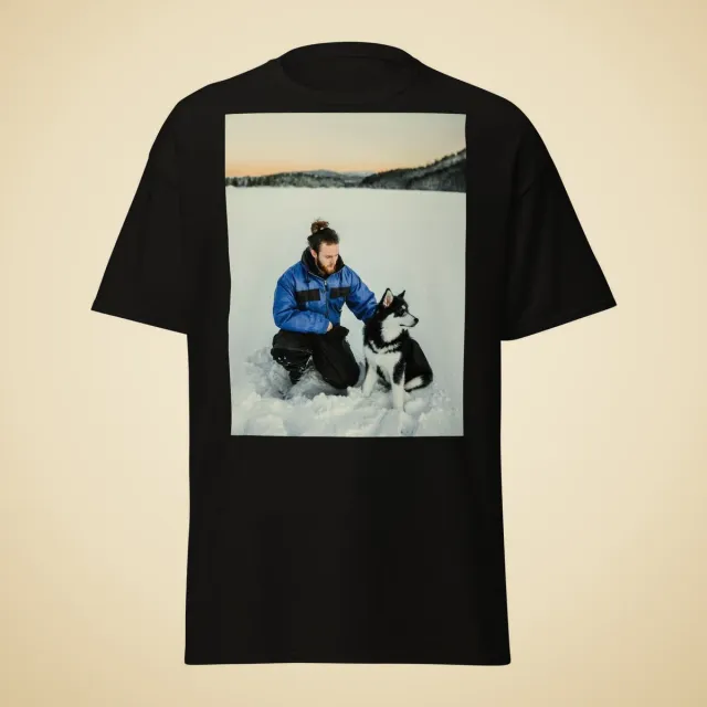 T-shirt personnalisé : Homme accroupi dans la neige à côté de son husky