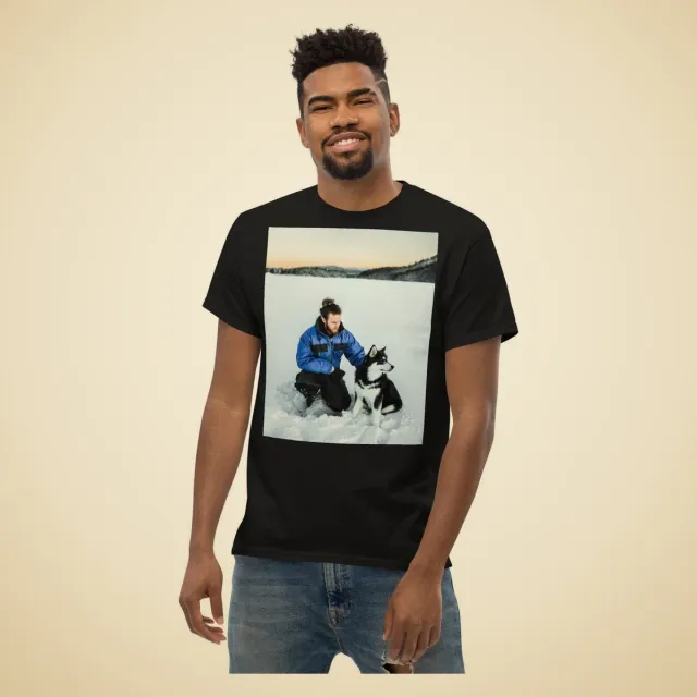 T-shirt personnalisé : Homme accroupi dans la neige à côté de son husky
